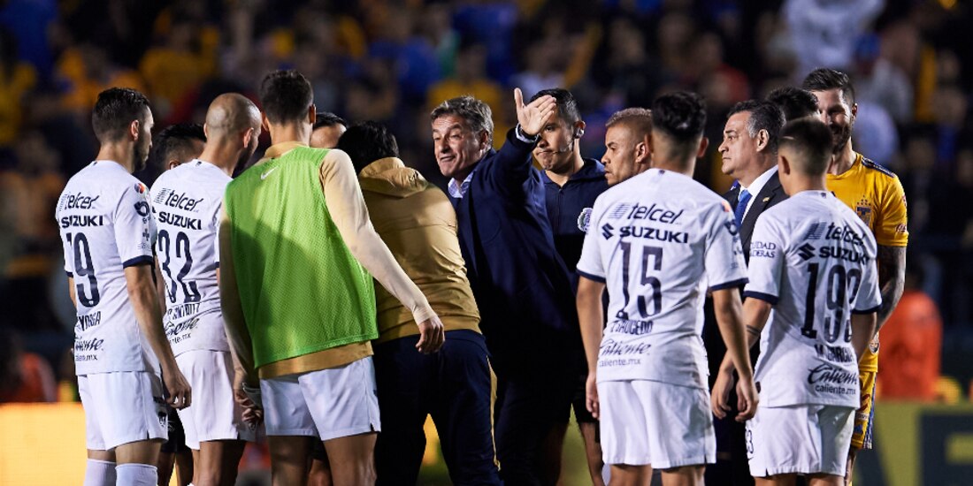 Los jugadores de Pumas le reclaman al árbitro después de su derrota ante Tigres en el Clausura 2020.