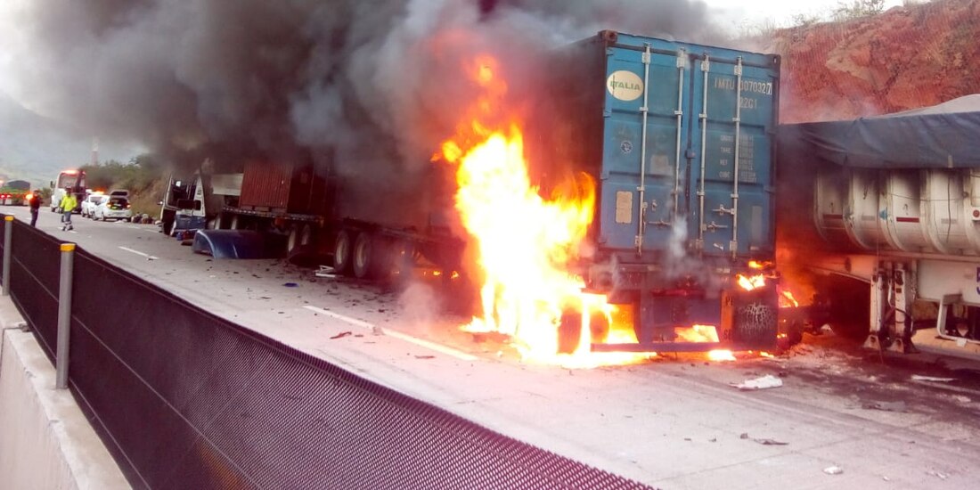 Accidente de tractocamiones en Tlajomulco, este lunes