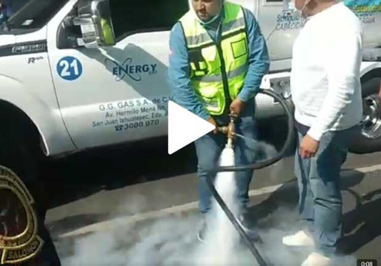 Uno de los manifestantes que participó en la protesta de gaseros abrió la válvula de una manguera de una pipa para amenazar a un elemento de seguridad