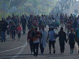 Integrantes de la Caravana Migrante caminan por la carretera rumbo al norte del país