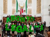 Diputadas capitalinas, ayer, frente al Pleno con la letras gigantes que forman la leyenda: aborto legal ya.