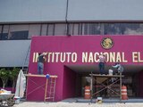 trabajadores remodelan la fachada del edificio del INE en 2018