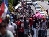 Un grupo de aproximadamente 400 migrantes, provenientes en su mayoría de Honduras, Venezuela, El Salvador y Haití, decidieron improvisar una caravana con rumbo al norte del país.