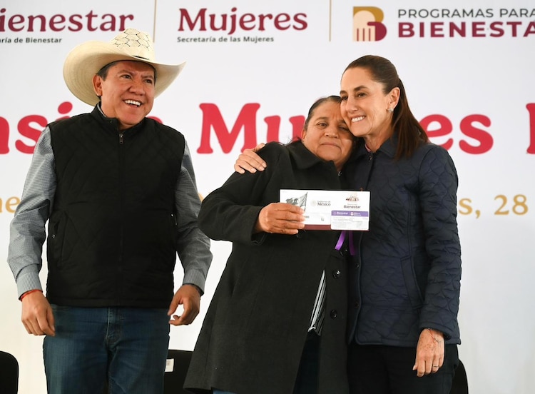 El gobernador de Zacatecas y la Presidenta Claudia Sheinbaum junto a una beneficiaria de la Pensión Mujeres Bienestar.