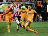 Ronaldo Cisneros y Guido Pizarro pelean por un balón en la final de vuelta de la Liga MX entre Chivas y Tigres.