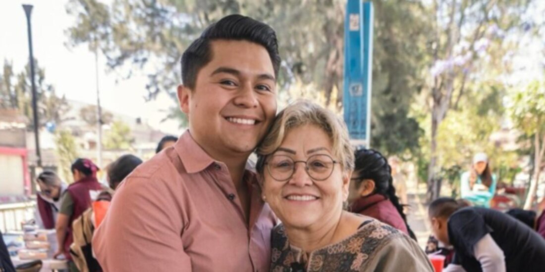 Mario Cristalinas en una foto reciente con la edil de Los Reyes La Paz, Martha Guerrero, la cual publicó en redes.