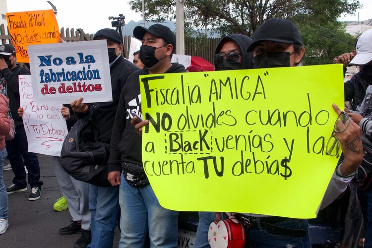 Un grupo de personas protestó ante la Fiscalía General del Estado de México, contra los delitos por los que se inculpaba a los presuntos responsables de la muerte del empresario Íñigo Arenas, en agosto pasado.