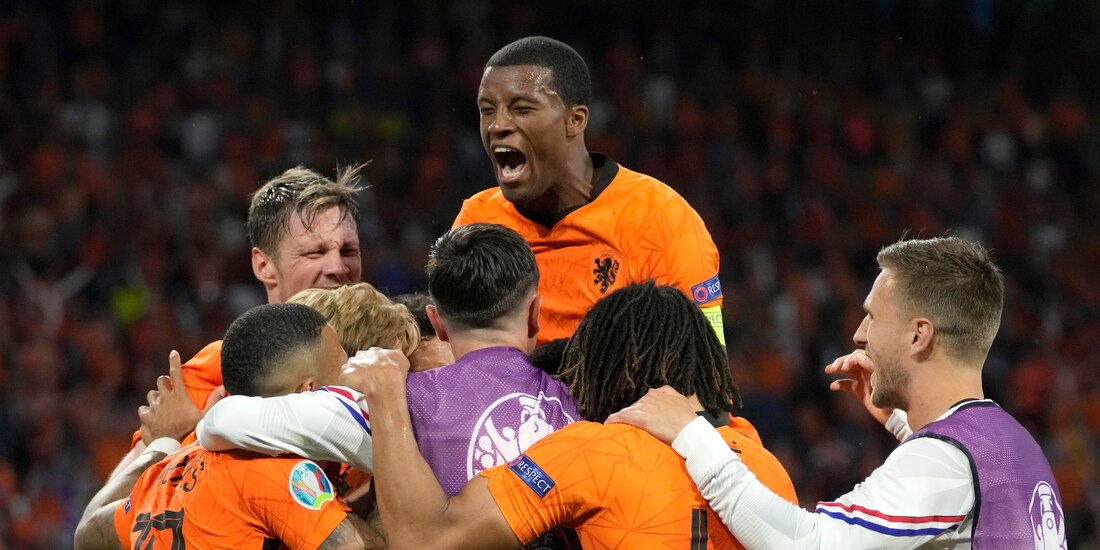 Jugadores de Holanda festejan un gol en la fase de grupos de la Eurocopa 2021.
