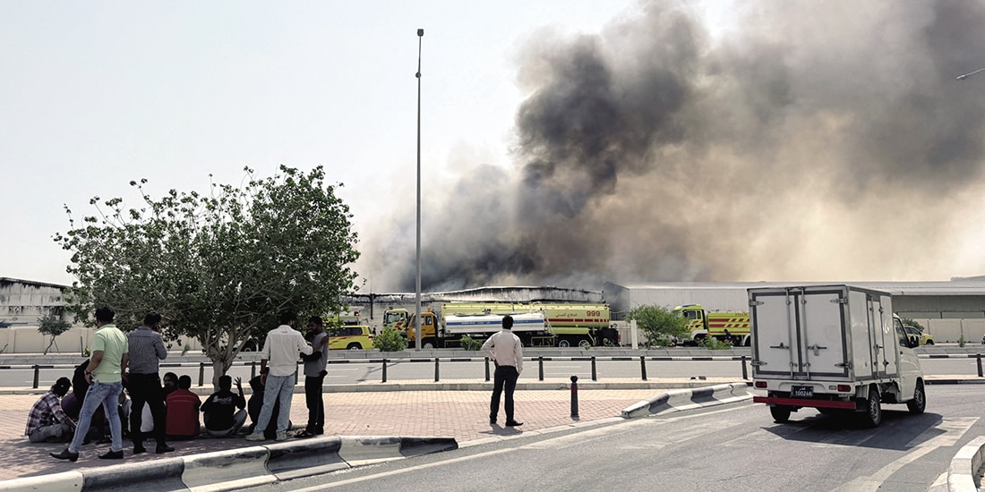 Gente camina en Área Industrial después de ataques iraníes en Doha, el 1 de marzo.