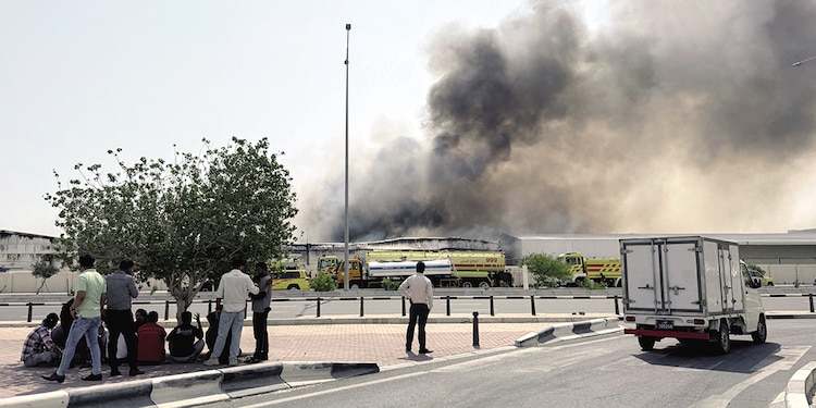 Gente camina en Área Industrial después de ataques iraníes en Doha, el 1 de marzo.