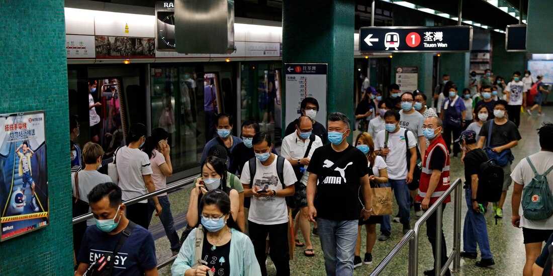 Personas en el metro en Hong Kong.
