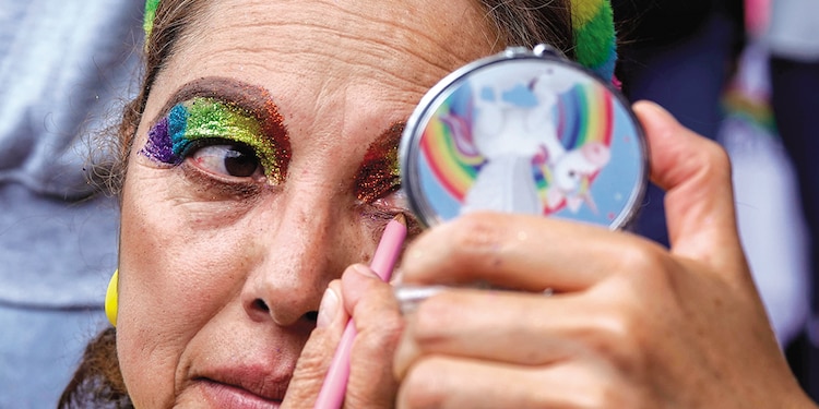 Mujer se alista para la marcha del Día Internacional del Orgullo, en la CDMX, en foto de archivo.