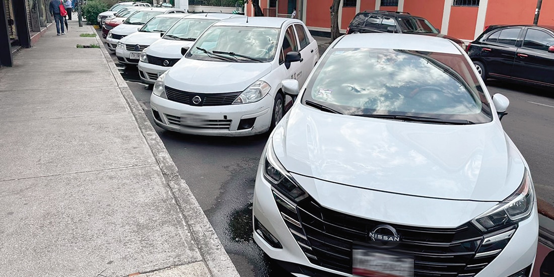VEHÍCULOS ESTACIONADOS en una calle de la colonia Roma Sur, ayer