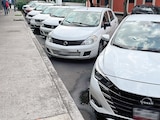 VEHÍCULOS ESTACIONADOS en una calle de la colonia Roma Sur, ayer