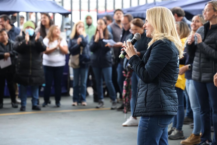 La presidenta municipal de Huixquilucan celebra 30 meses consecutivos como la mejor calificada en la entidad.