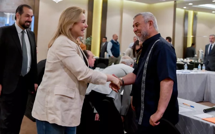 Maru Campos dialoga con representantes de la industria maquiladora en busca de mayor competitividad económica para Ciudad Juárez.