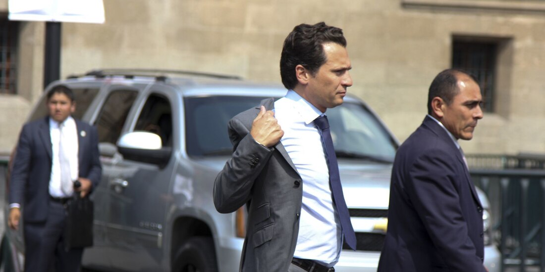 (Archivo) Emilio Lozoya sale de un evento en Palacio Nacional en 2014.