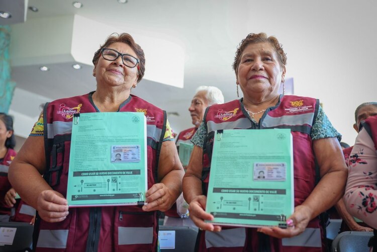 Reciben 75 adultos mayores visas para reunirse con sus familiares en EU.