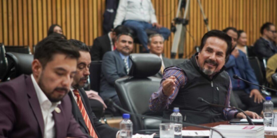 El diputado Víctor Hugo Sondón Saavedra (der.), ayer, en la sesión del INE.