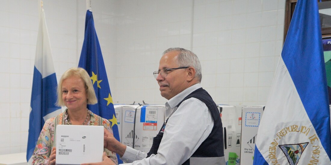 La diplomática Bettina Muscheidt, durante la entrega de ayuda humanitaria a autoridades de Nicaragua, en julio pasado.