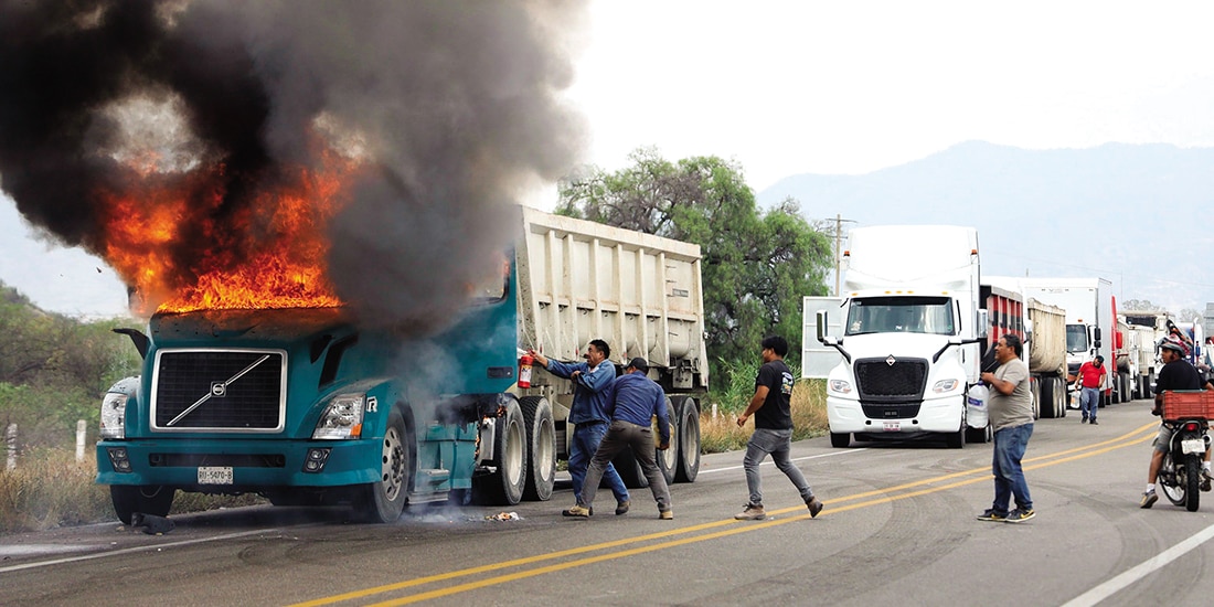maestros incendiaron un camión tras ser retirados de Mitla, Oaxaca, ayer.