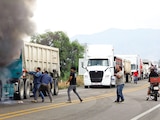maestros incendiaron un camión tras ser retirados de Mitla, Oaxaca, ayer.