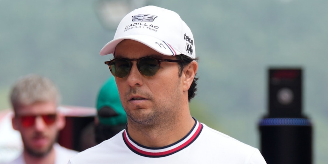 Checo Pérez llegando al Circuito Internacional de Sepang.