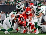 El mariscal de campo de los New York Jets, Zach Wilson (2), sale del bolsillo para correr el balón y lograr una conversión de dos puntos contra los Kansas City Chiefs durante el juego de la NFL