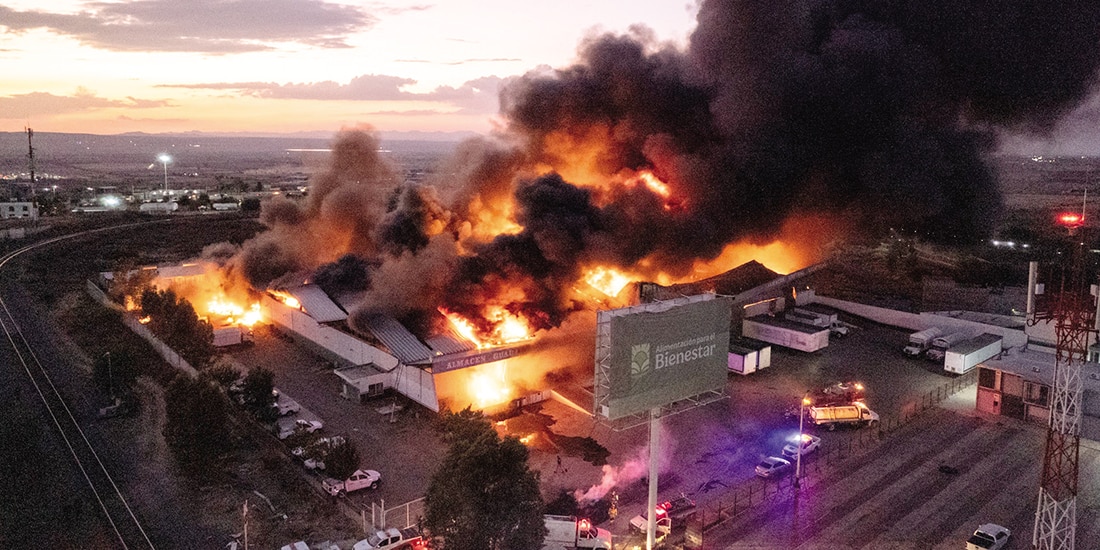 EL VORAZ incendio en los almacenes de Alimentación para el Bienestar de Zacatecas, el martes.