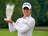 Gaby López, de México, posa con su trofeo después de ganar el torneo de golf Dana Classic LPGA, el domingo 4 de septiembre de 2022, en el club de golf de Highland Meadows, en Sylvania, Ohio.