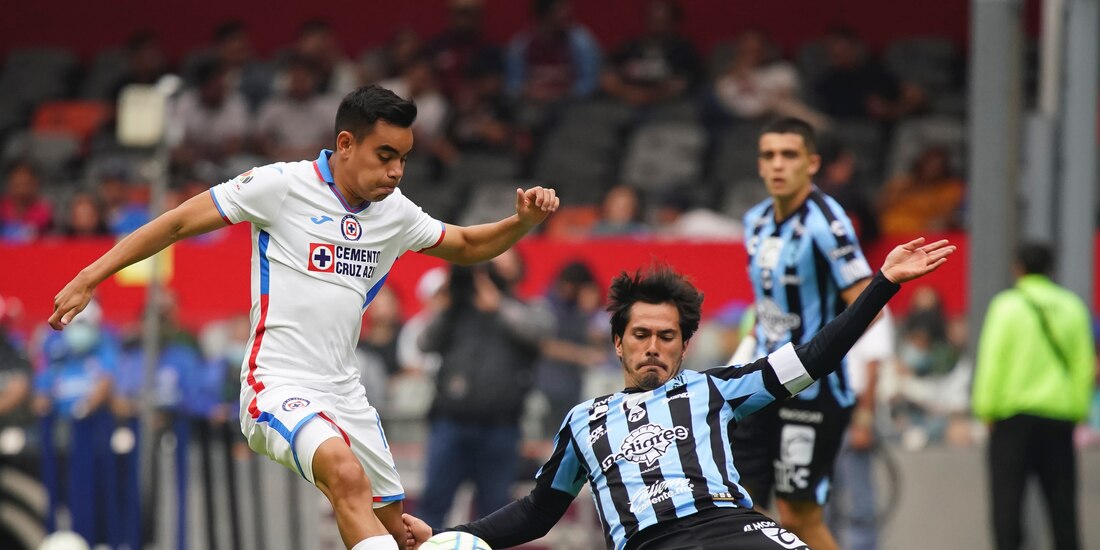 El duelo entre Cruz Azul y Querétaro se llevó a cabo en el Estadio Azteca.