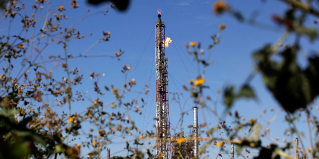 El referencial internacional Brent bajó 42 centavos, o 1 por ciento, a 43.37 dólares el barril,