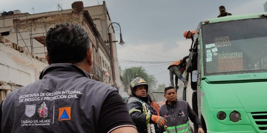 Cae barda sobre sobre un microbús en el Centro Histórico de CDMX.