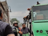 Cae barda sobre sobre un microbús en el Centro Histórico de CDMX.