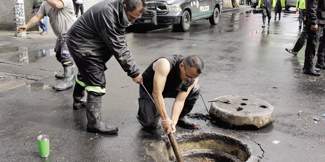 Trabajadores de Iztacalco destapan una coladera, en agosto pasado.