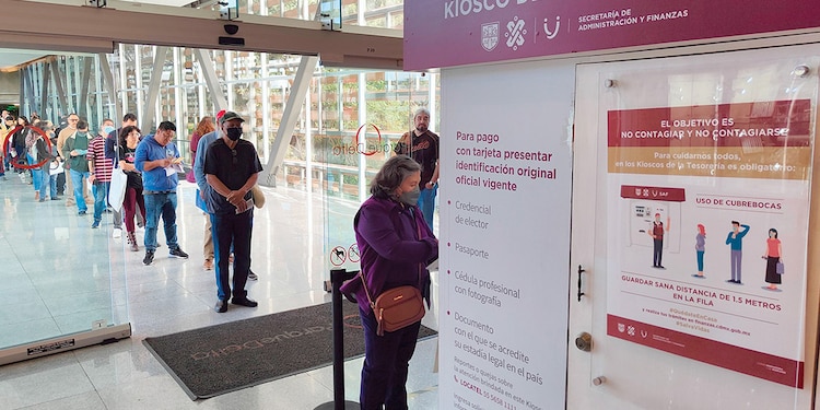 Personas acuden a los kioskos de la tesorería para pagar el predial, en foto de archivo.