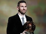 Lionel Messi posa con su sexto Balón de Oro en diciembre de 2019.