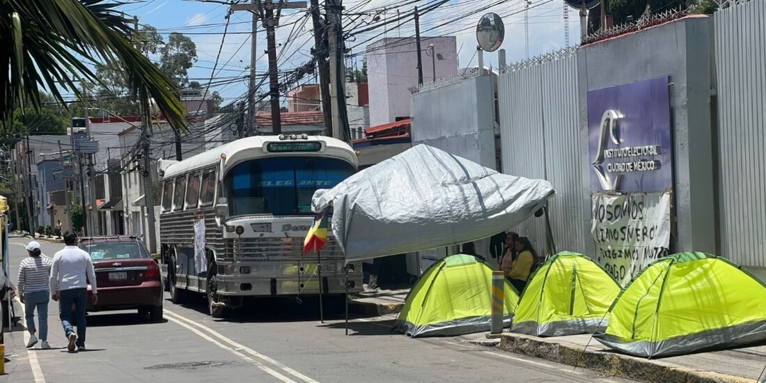 Un grupo de perredistas capitalinos bloquea la entrada a la sede del IECM, en Tlalpan, ayer.