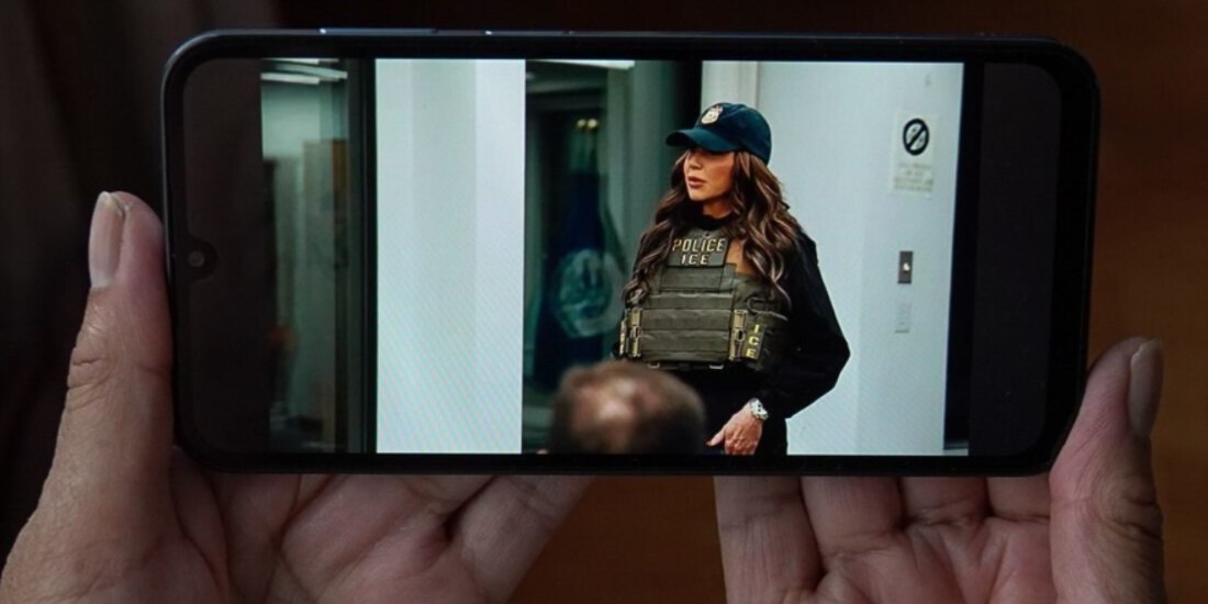 Imagen de la secretaria de Seguridad de EU a través de un teléfono, el martes.