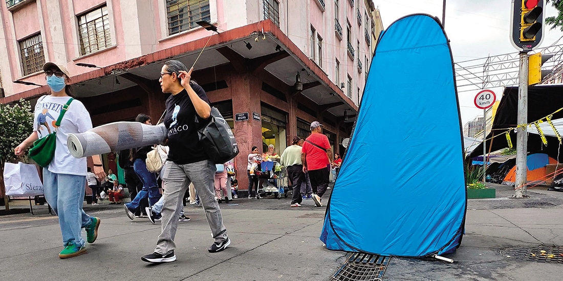 Maestros adaptaron baños en las coladeras de calles del Centro Histórico.
