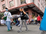 Maestros adaptaron baños en las coladeras de calles del Centro Histórico.