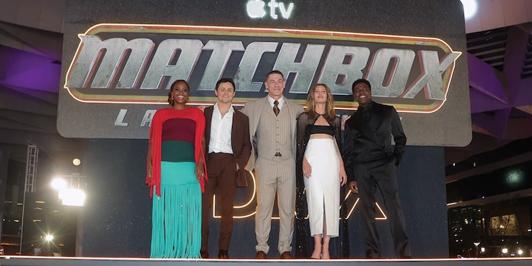 El elenco de la cinta, antes de la premier en México de Matchbox, la película.