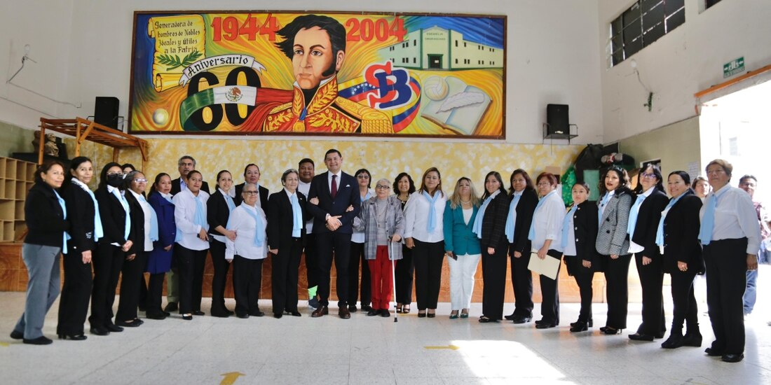 Senador Alejandro Armenta visitó la que fue su escuela primaria “Simón Bolívar”, en la capital poblana