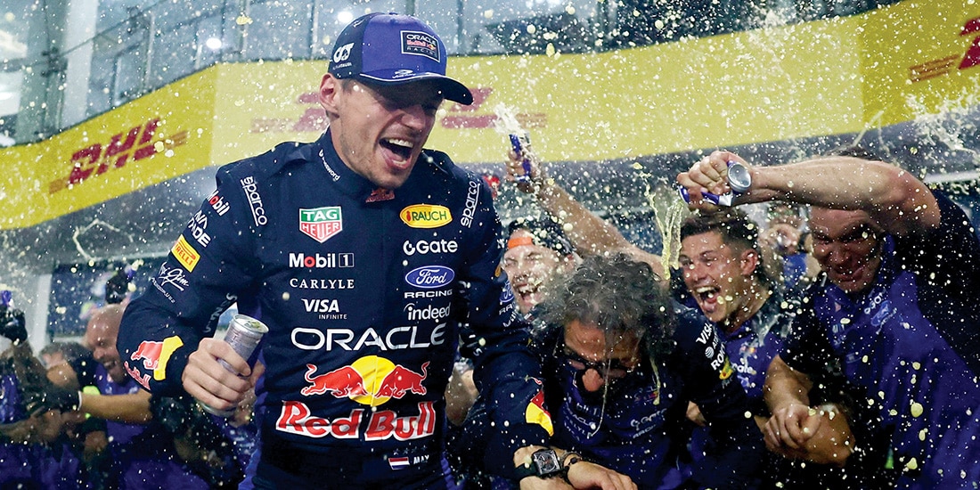 El volante de Red Bull celebra con su equipo la victoria de ayer en Malasia.
