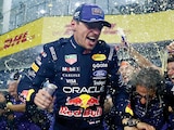 El volante de Red Bull celebra con su equipo la victoria de ayer en Malasia.