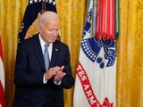 El presidente Joe Biden, en una ceremonia en la que entregó medallas a descendientes de militares, ayer.