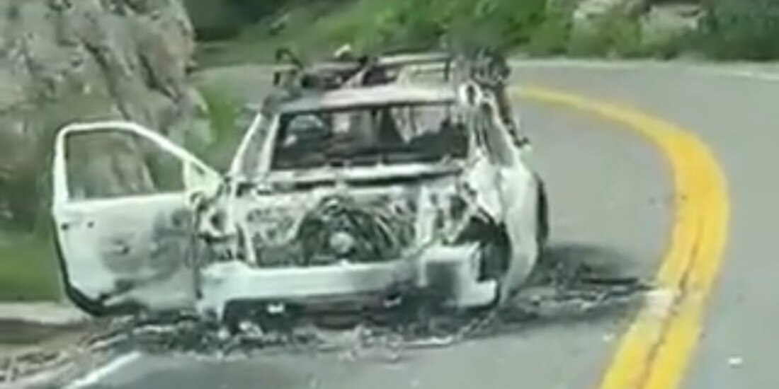 El vehículo de los trabajadores fue incendiado el martes, en Sonora.