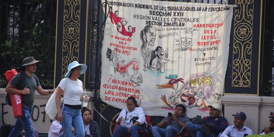 Disidentes de la CNTE, ayer, tras tomar instalaciones de Segob.