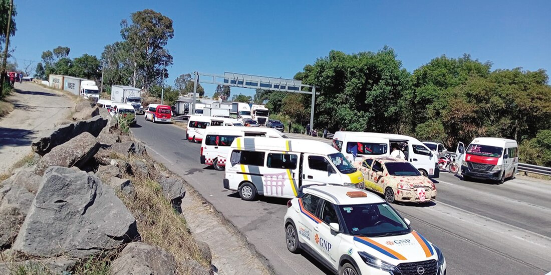 Uno de los puntos de bloqueo sobre la autopista México-Querétaro, a la altura de Jilotepec, en ambos sentidos.