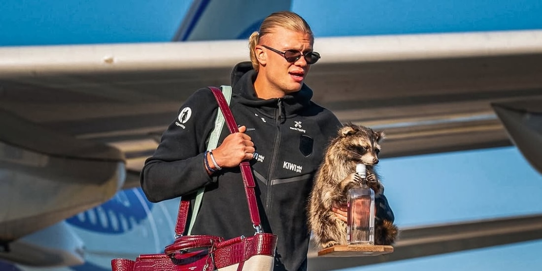 Erling Haaland con un mapache disecado sosteniendo una botella de whiskey
